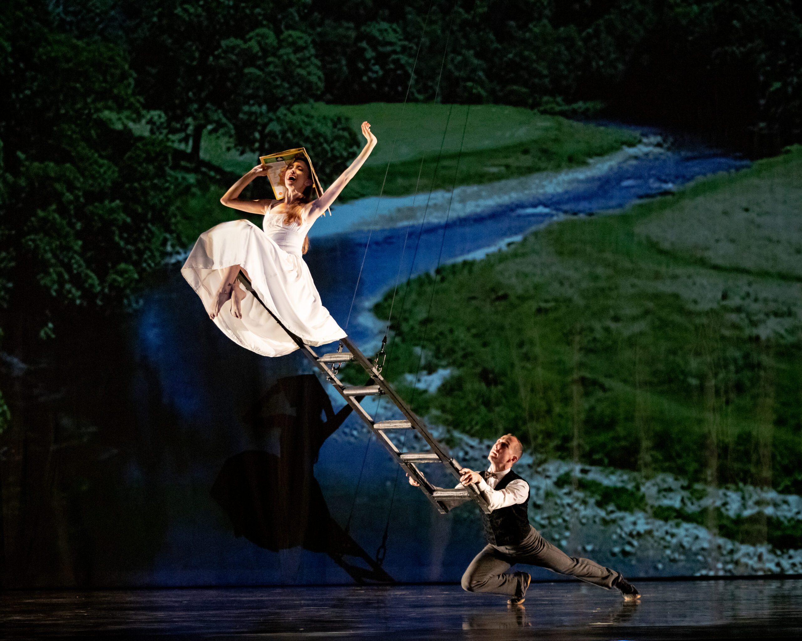 MOMIX: Alice